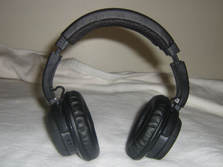 Illustration for article titled Motorola S805 Bluetooth Headphones Hands-On, First Look